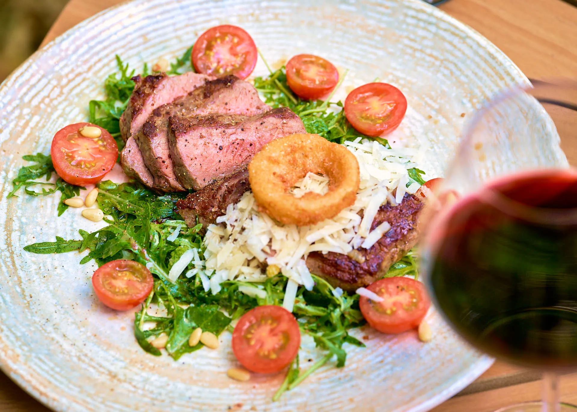 Rumpsteak auf Rucola mit Tomaten